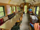 Personenwaggon mit Tischen und Sessel